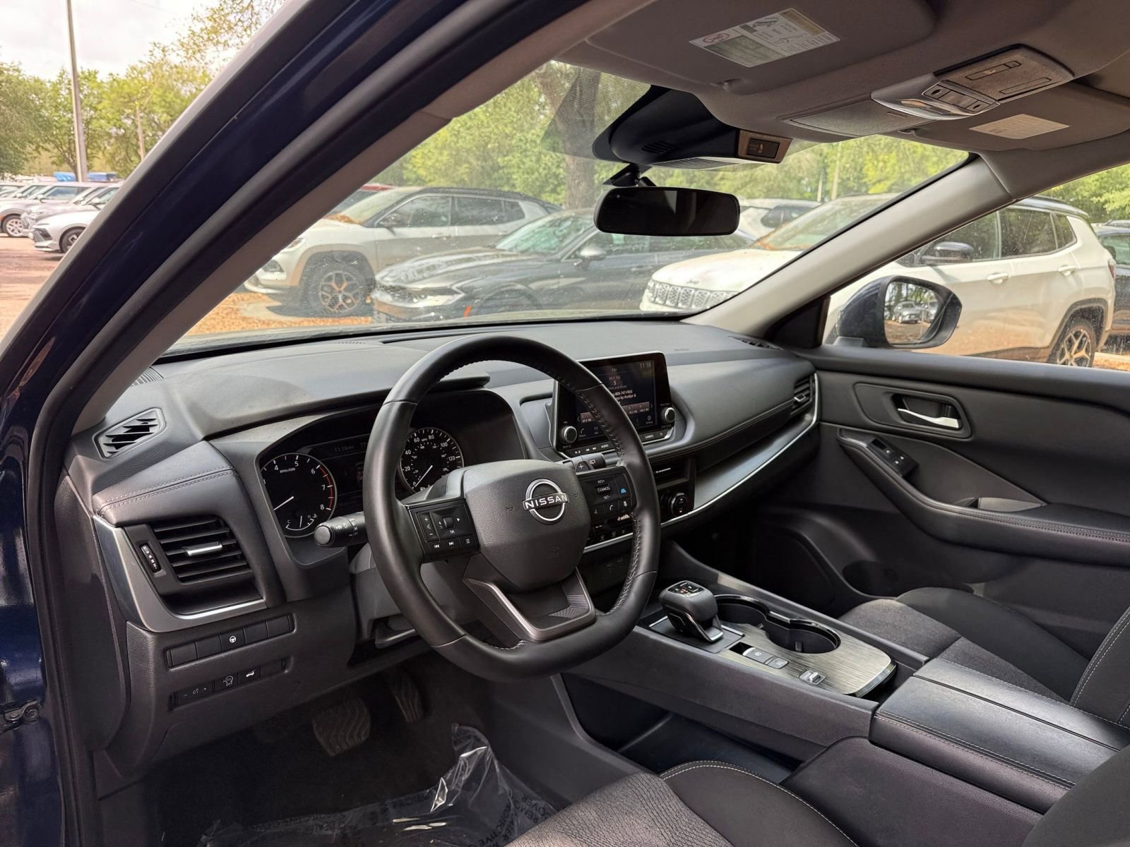 Used 2025 Nissan Rogue SV FWD image 33