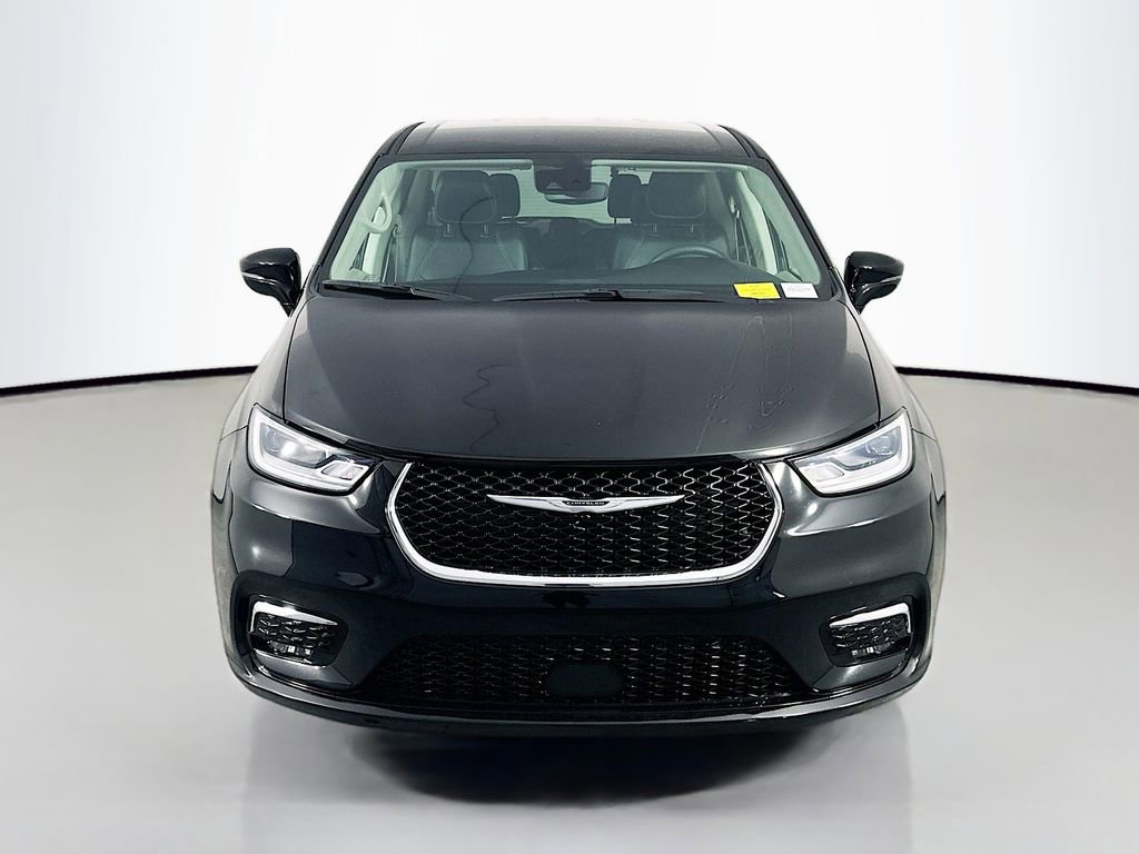 Used 2024 Chrysler Pacifica Touring-L FWD image 2