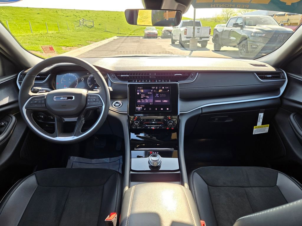 Used 2025 Jeep Grand Cherokee Altitude image 18