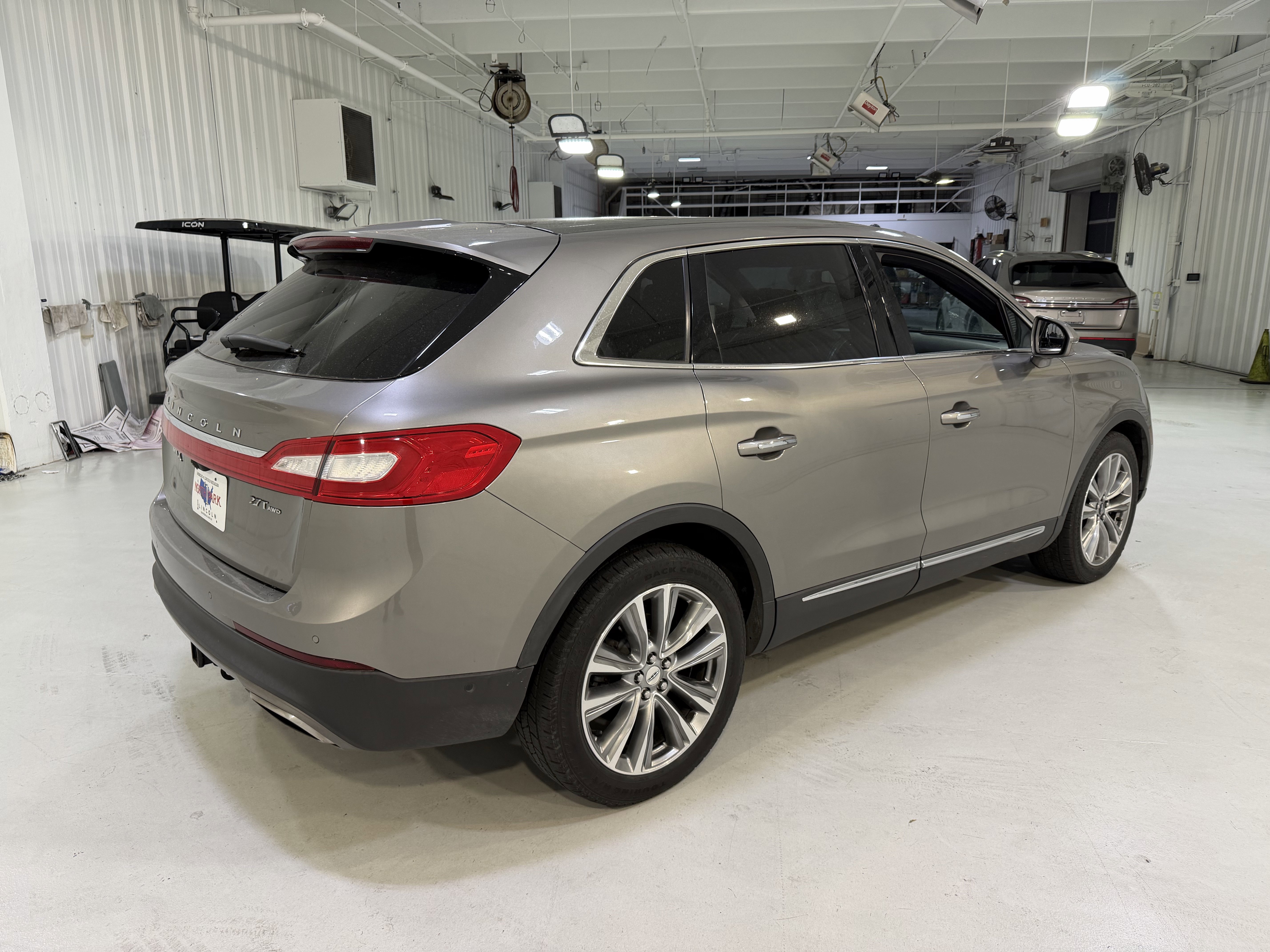 Used 2017 Lincoln MKX Reserve w/ Driver Assistance Package image 4