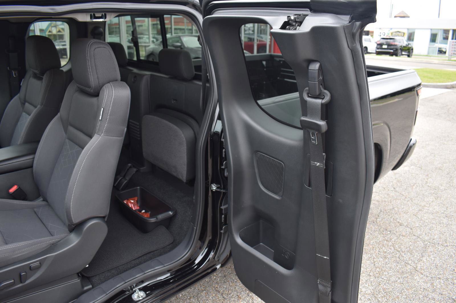 Used 2025 Nissan Frontier SV image 41