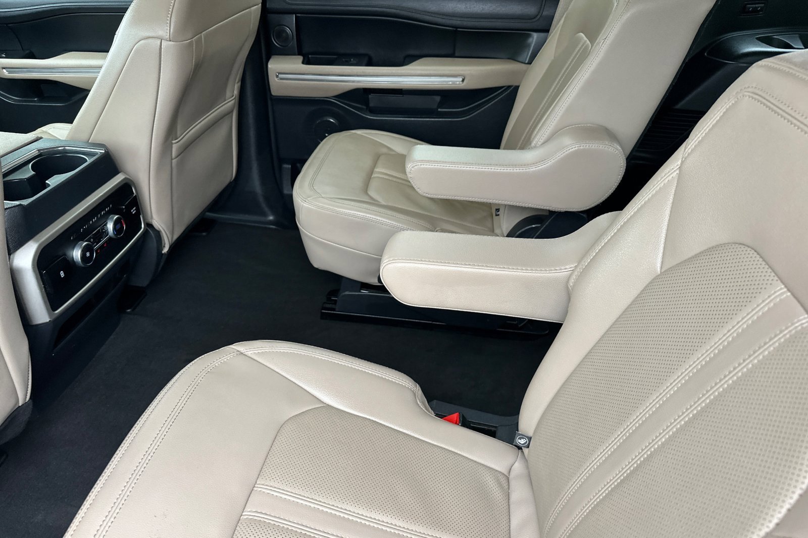 Used 2023 Ford Expedition Limited image 12