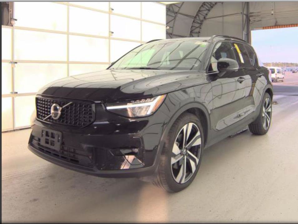 Used 2025 Volvo XC40 B5 Plus image 24