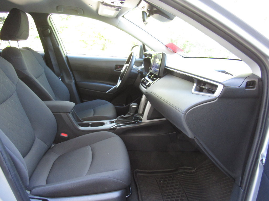 Used 2025 Toyota Corolla Cross LE AWD/4WD image 17
