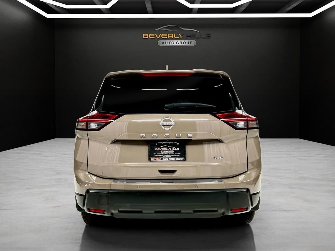 Used 2025 Nissan Rogue SV image 4
