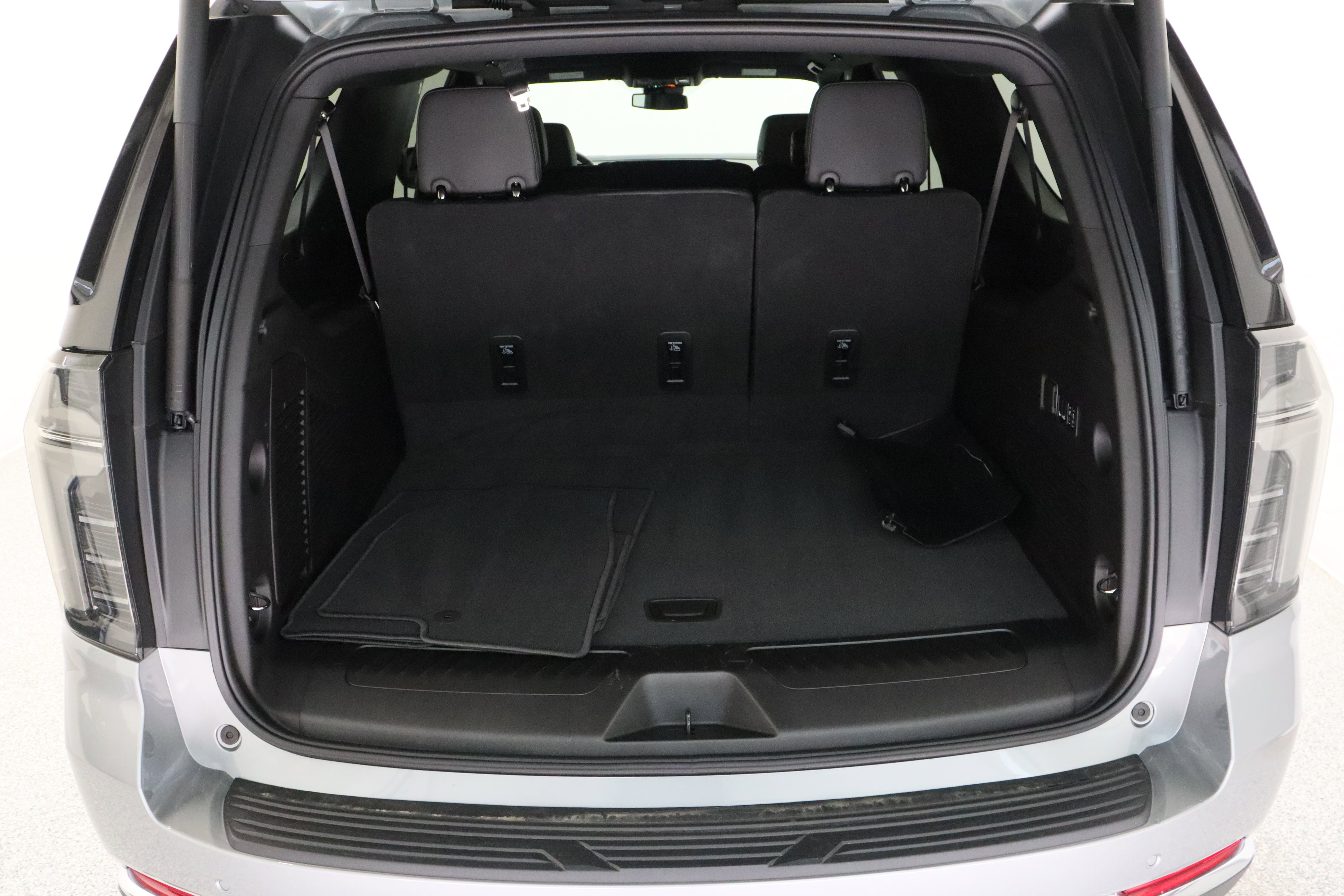 Used 2025 Chevrolet Suburban LT w/ Comfort Package RWD image 36