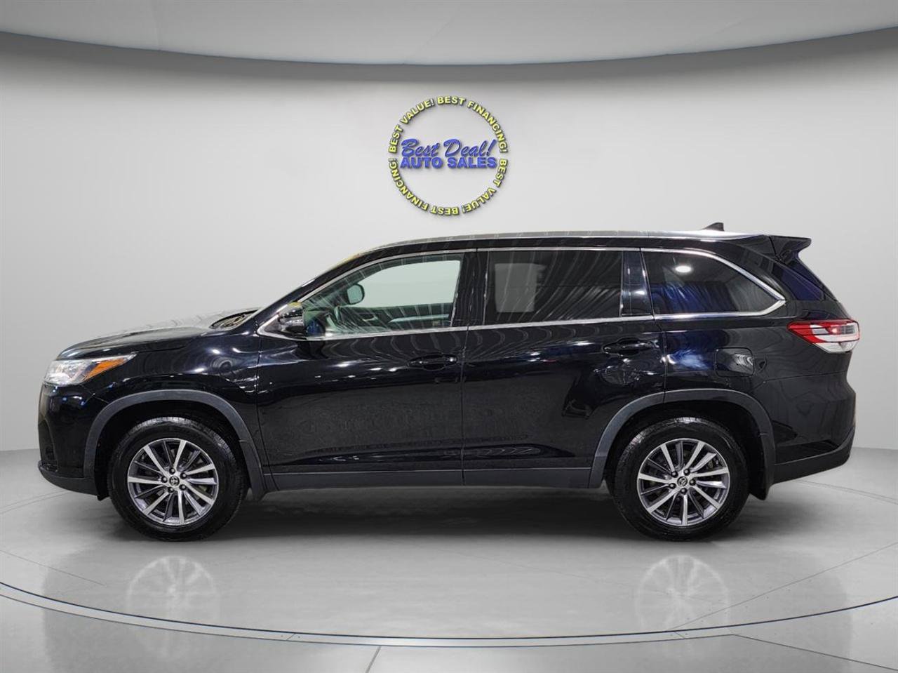 Used 2019 Toyota Highlander XLE AWD/4WD image 3
