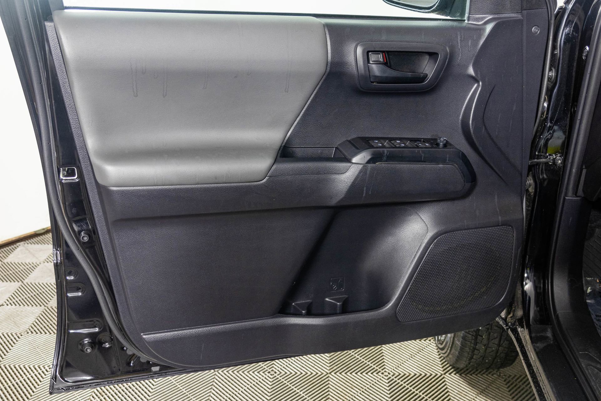 Used 2023 Toyota Tacoma SR AWD/4WD image 34
