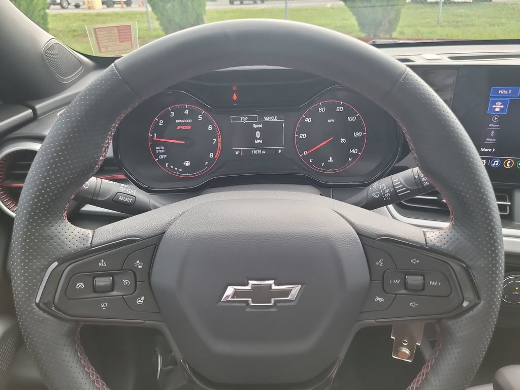 Used 2025 Chevrolet Trax RS w/ Sunroof Package FWD image 28