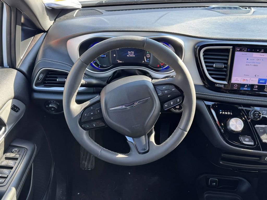 Used 2024 Chrysler Pacifica Limited FWD image 13
