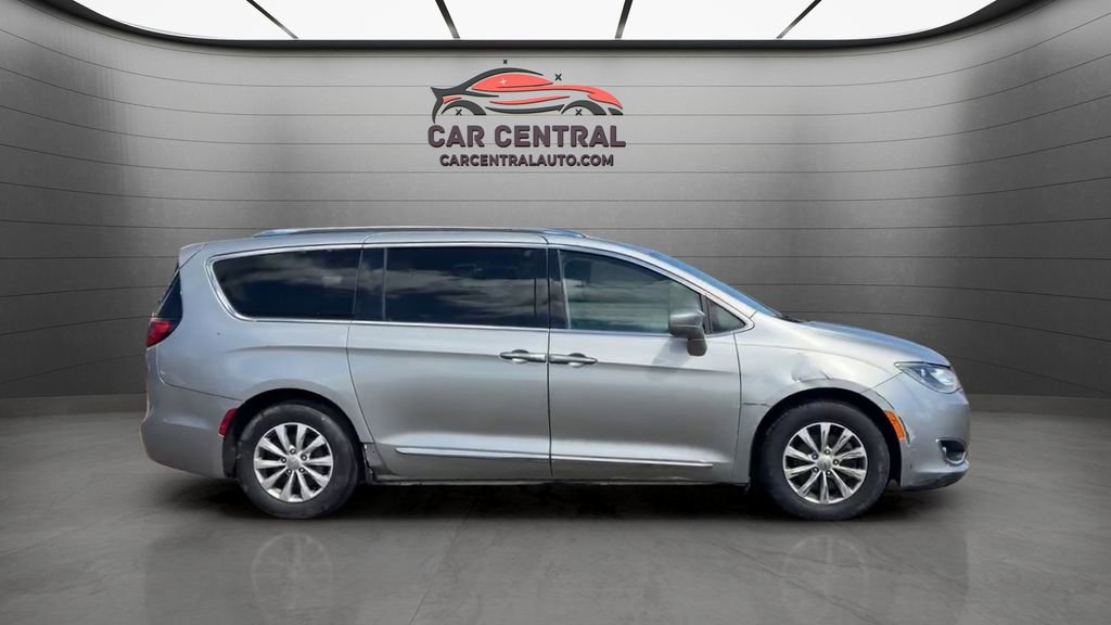 Used 2019 Chrysler Pacifica Touring-L FWD image 6