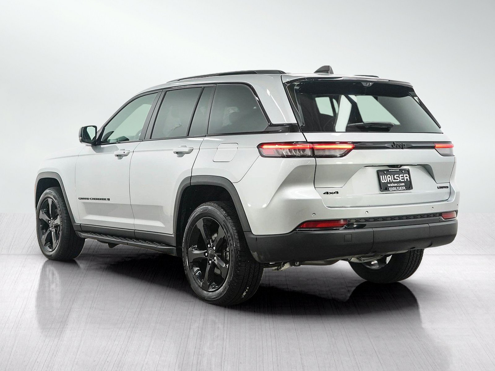 Used 2024 Jeep Grand Cherokee Limited w/ Luxury Tech Group II AWD/4WD image 3