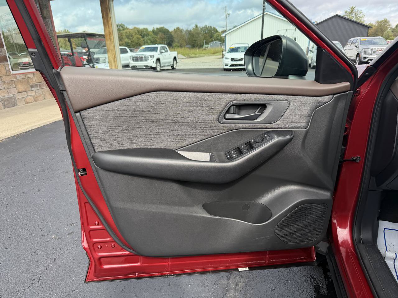 Used 2023 Nissan Rogue S AWD/4WD image 12