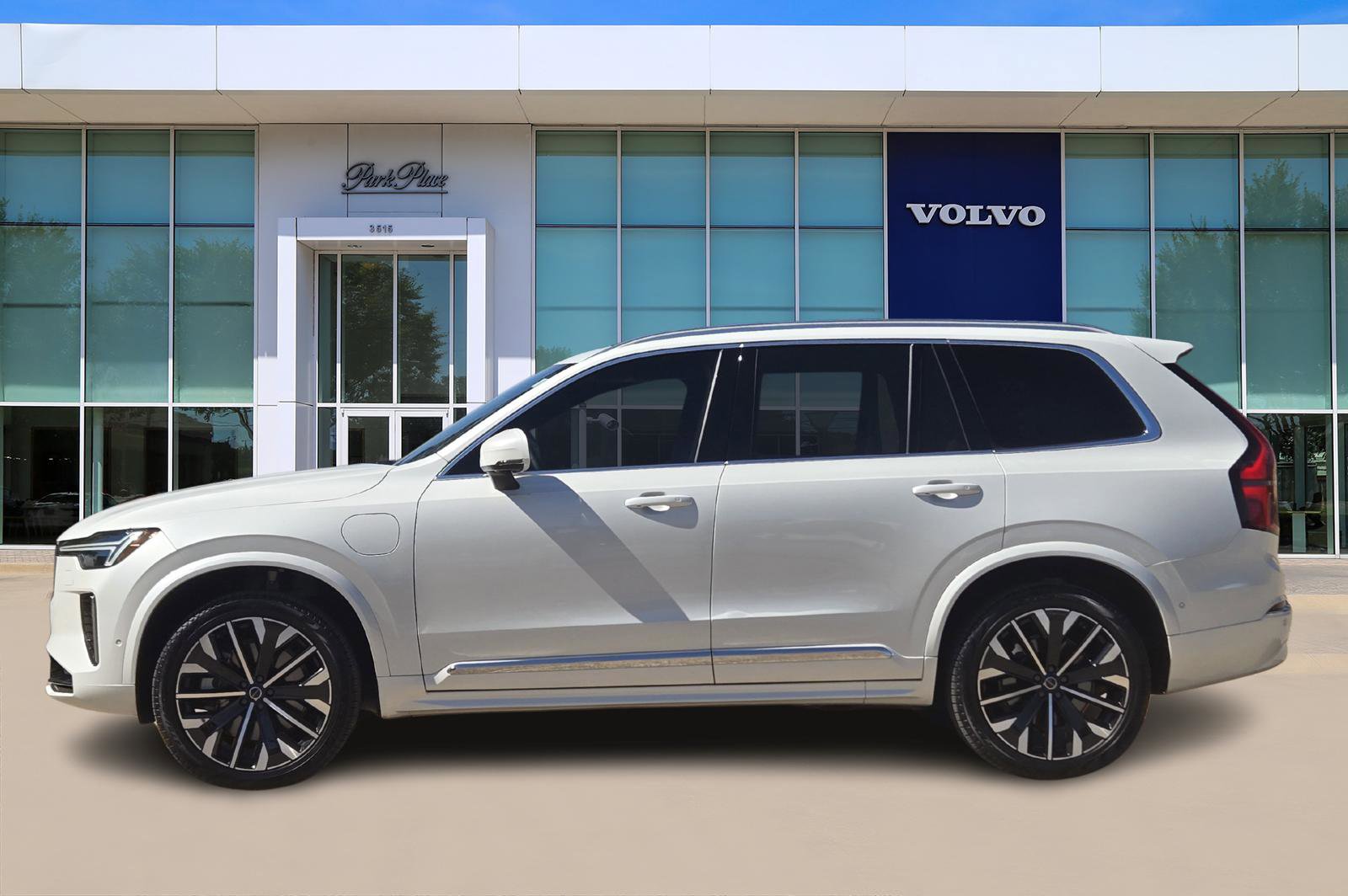 Certified 2025 Volvo XC90 T8 Plus w/ Protection Package Premier image 3