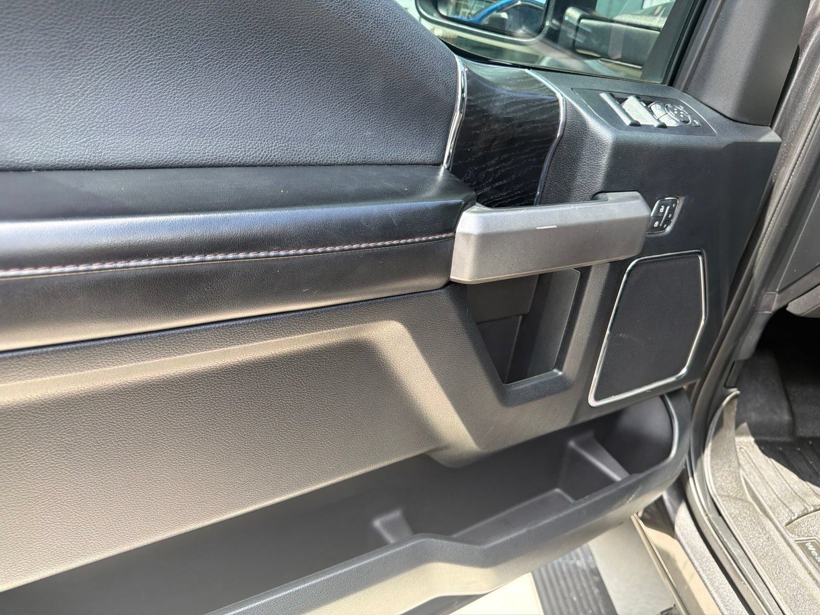Used 2018 Ford F150 Platinum w/ Equipment Group 701A Luxury AWD/4WD image 16