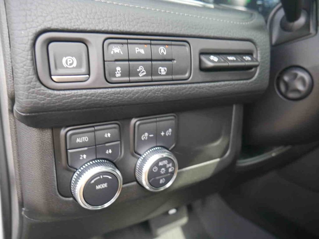 Used 2024 GMC Yukon XL Denali AWD/4WD image 29