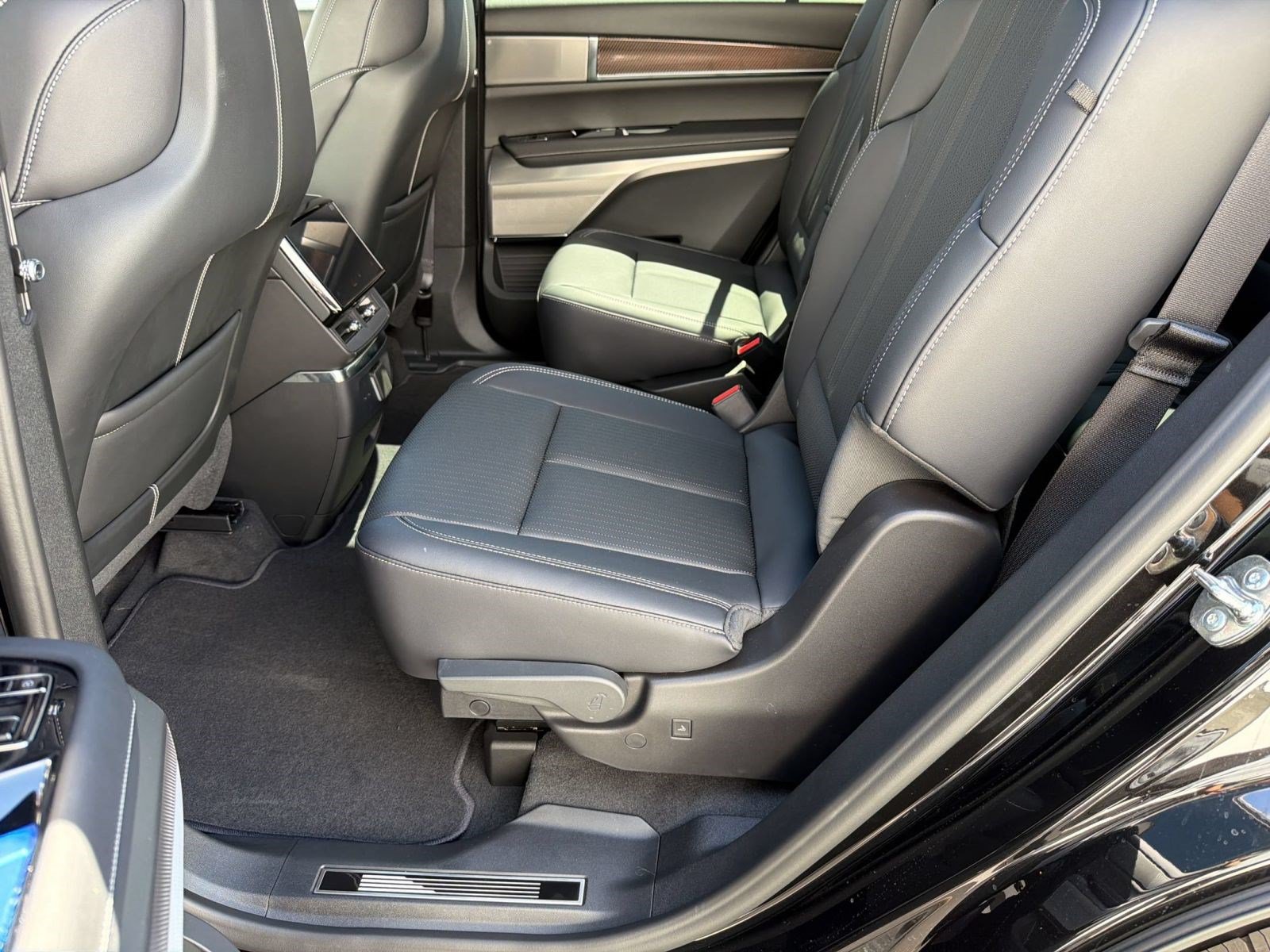 New 2027 Cadillac Vistiq Sport w/ LPO, Floor Liner Package AWD/4WD image 23