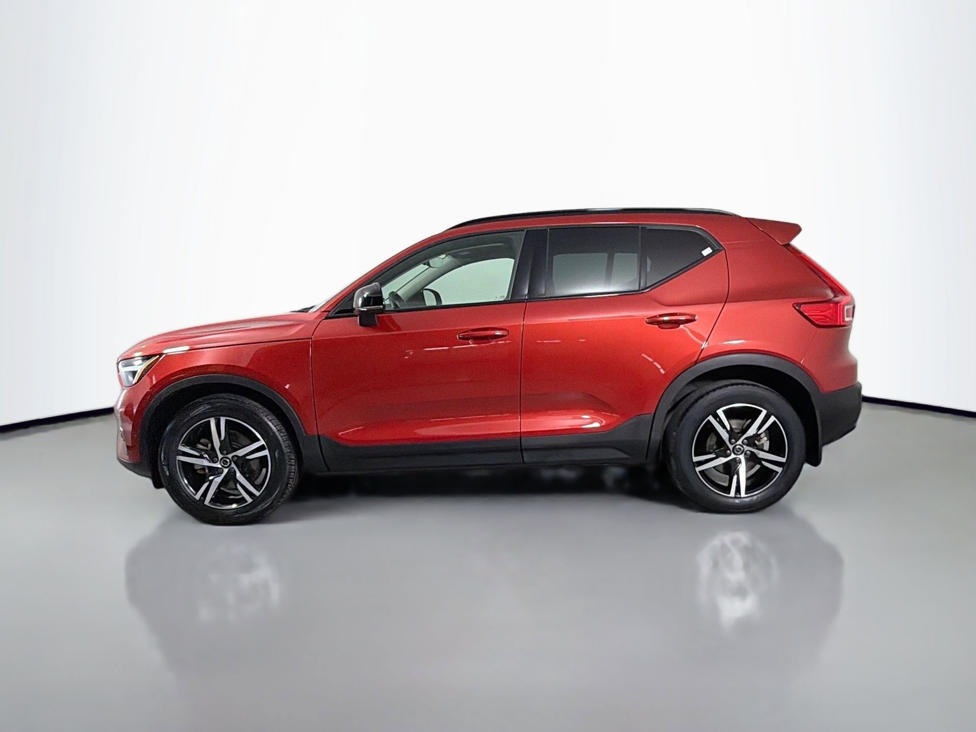 Certified 2023 Volvo XC40 B4 Plus w/ Driver Assist Package image 9
