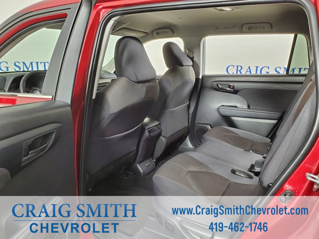 Used 2024 Toyota Highlander LE image 32