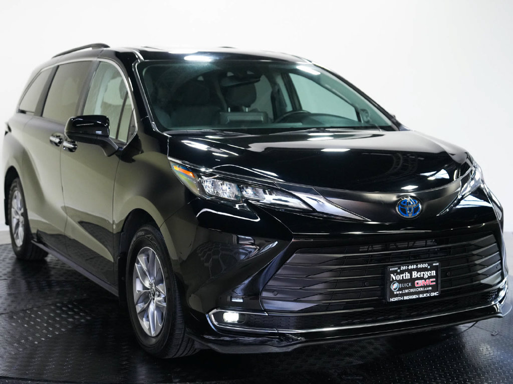 Used 2024 Toyota Sienna XLE w/ XLE Plus Package FWD image 3
