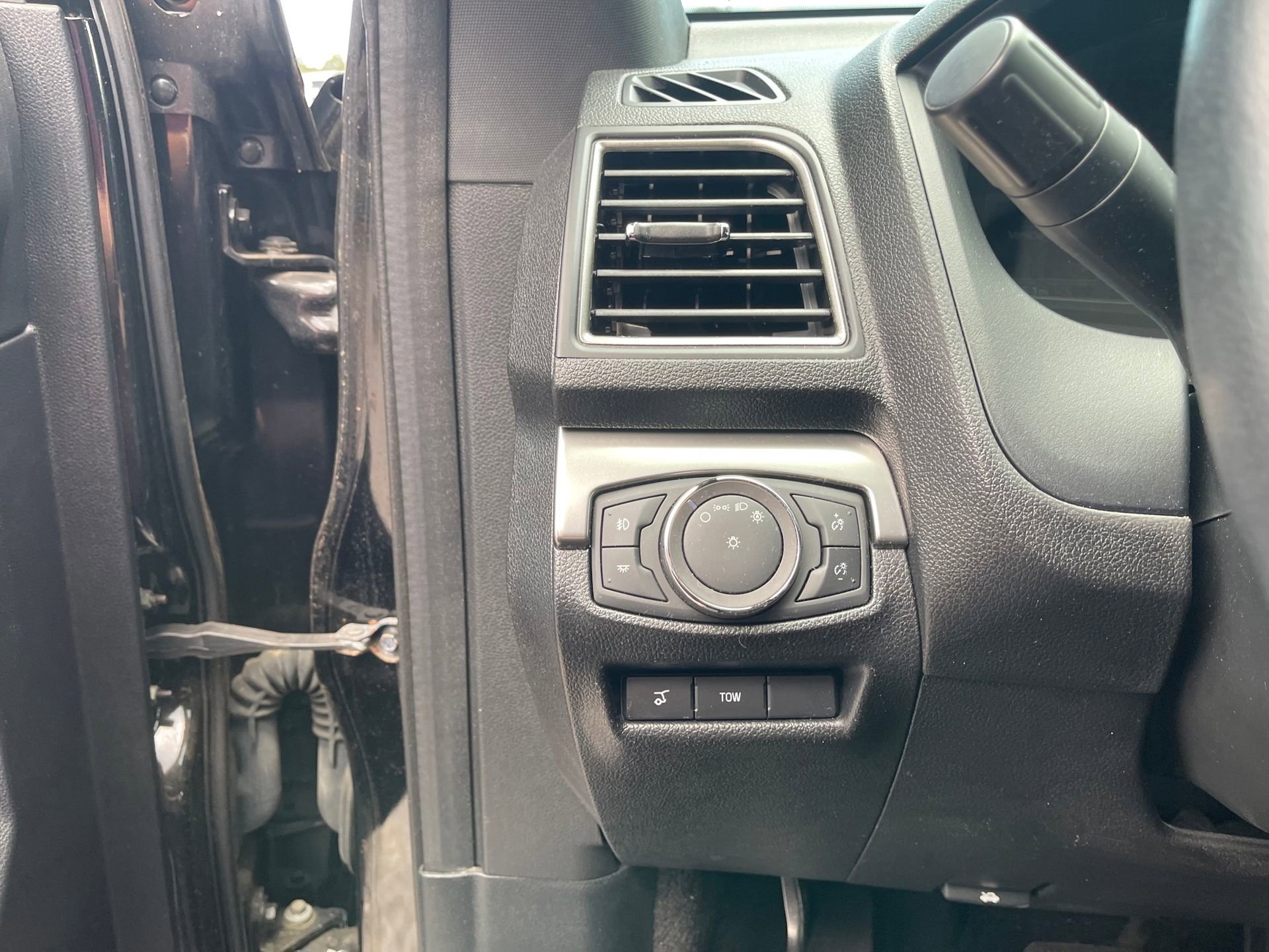 Used 2018 Ford Explorer XLT w/ Equipment Group 202A FWD image 14