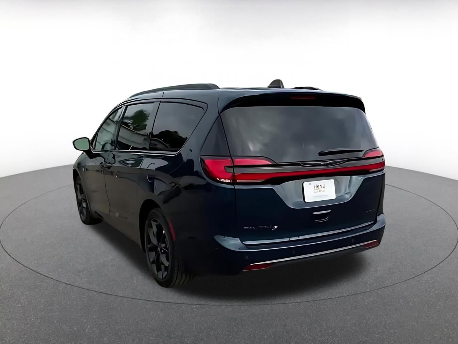 Used 2025 Chrysler Pacifica Limited image 11