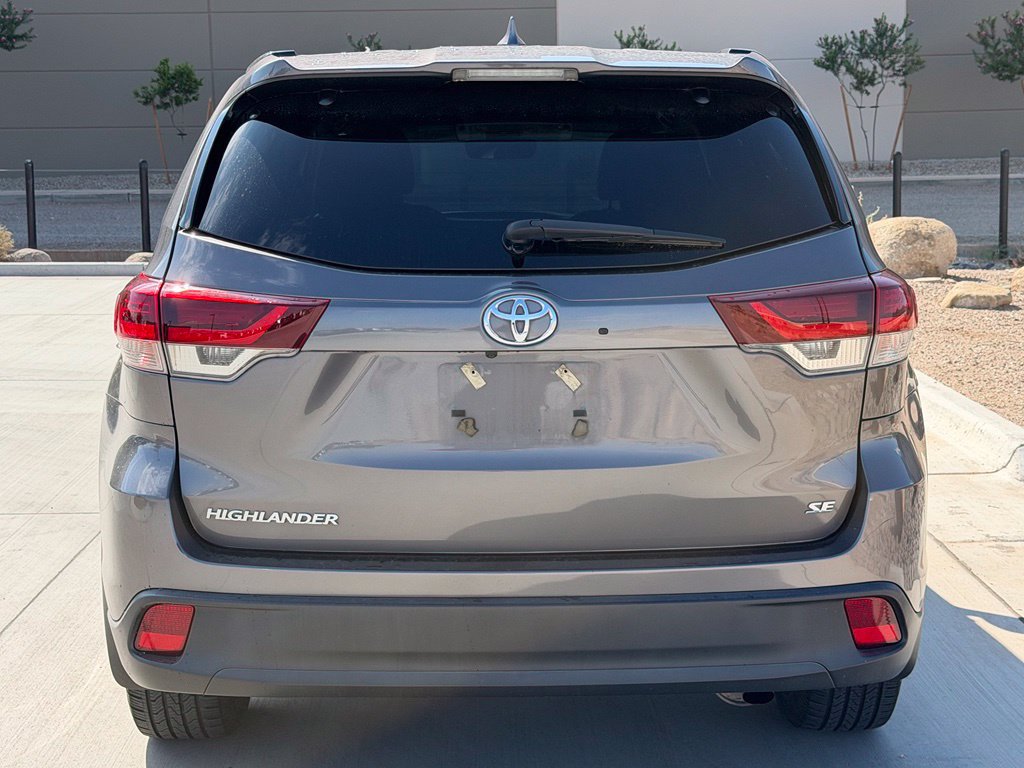 Used 2019 Toyota Highlander SE FWD image 6