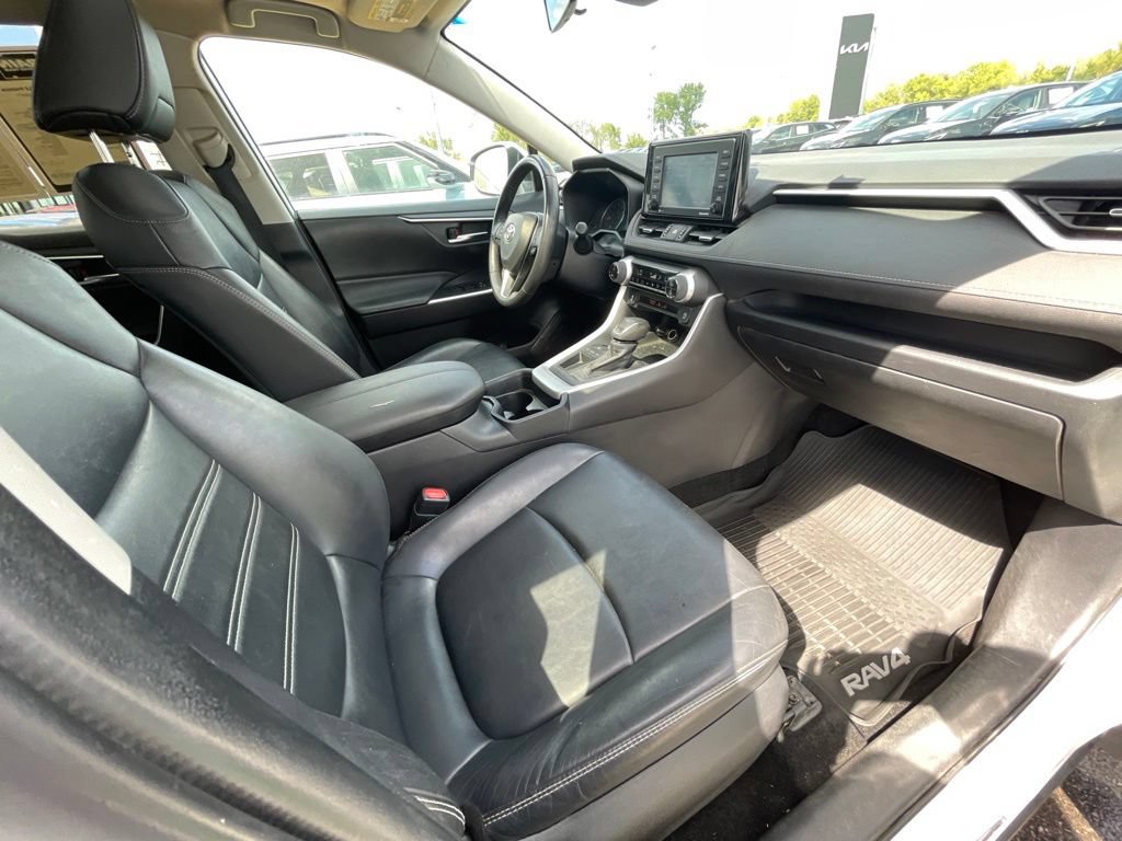 Used 2020 Toyota RAV4 XLE Premium FWD image 27