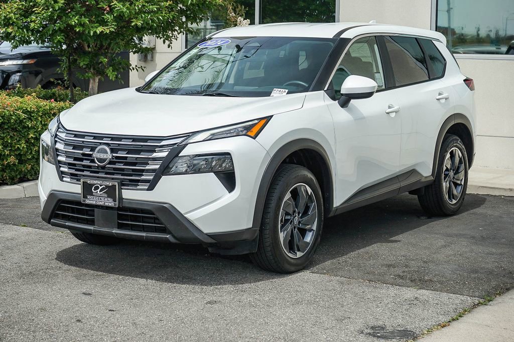 Used 2024 Nissan Rogue SV image 3