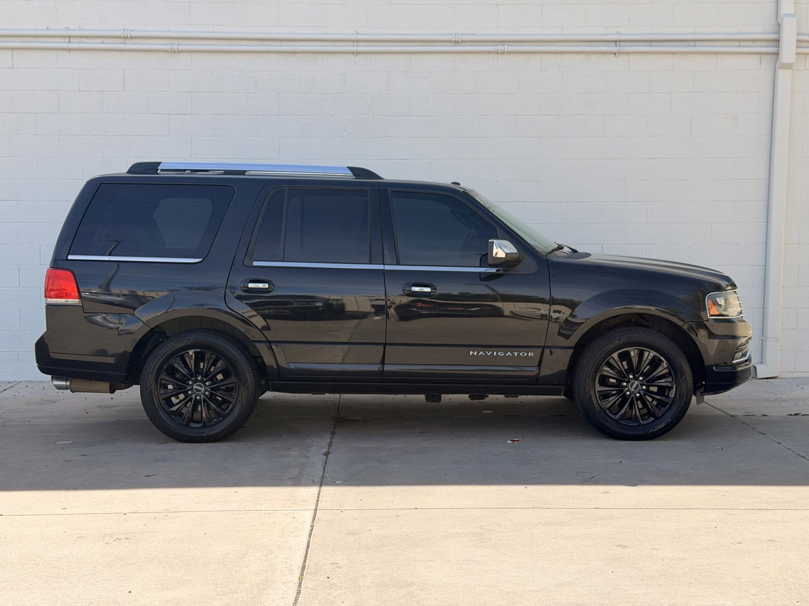 Used 2015 Lincoln Navigator 4WD image 3