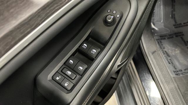 Used 2022 Jeep Grand Cherokee L Limited AWD/4WD image 22