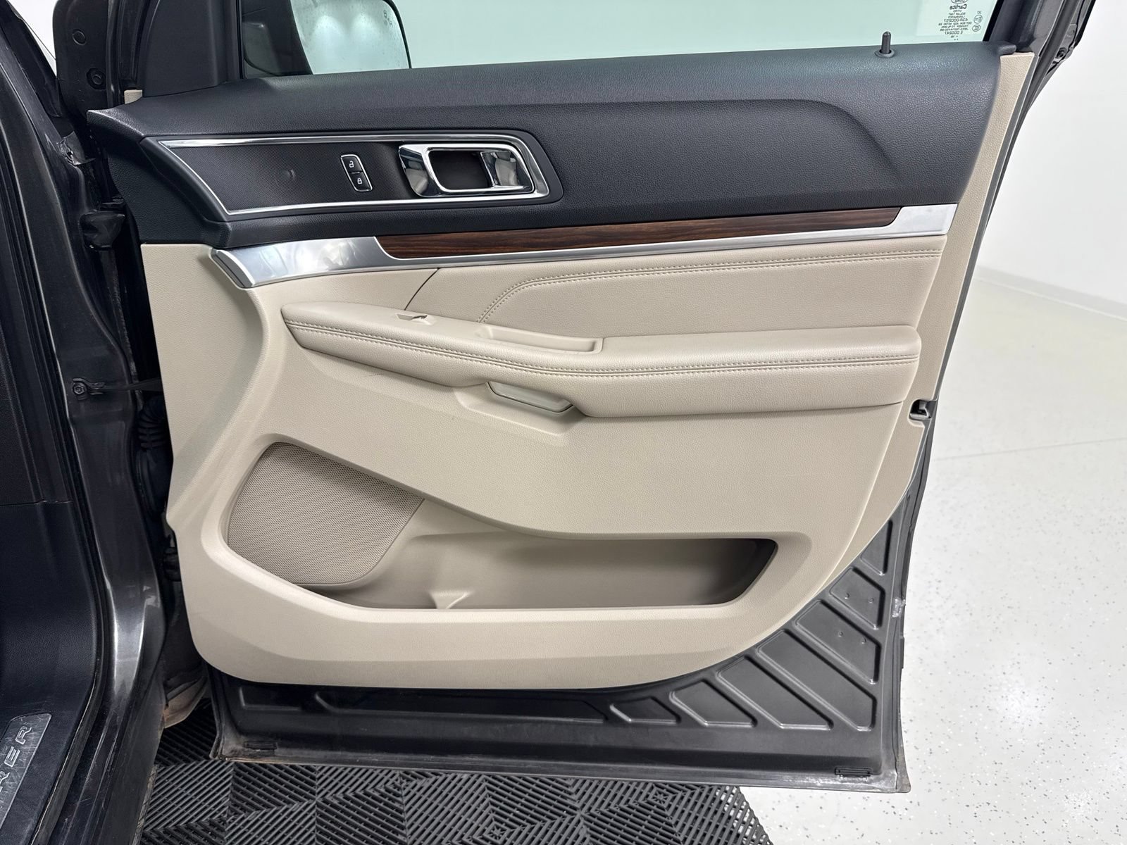 Used 2018 Ford Explorer Limited w/ Equipment Group 301A AWD/4WD image 36