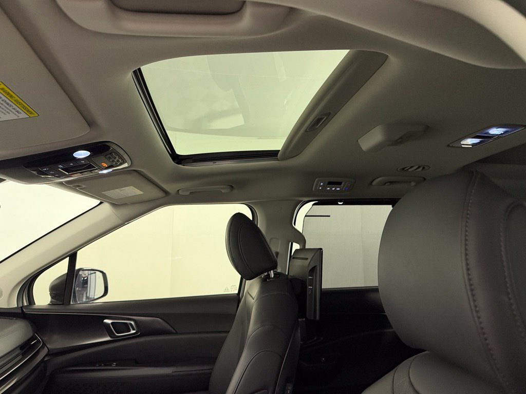 Used 2025 Kia Carnival SX FWD image 17