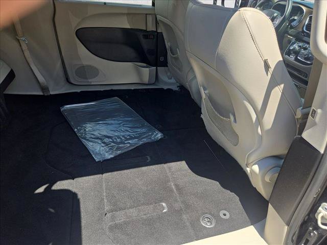 Used 2018 Chrysler Pacifica Touring-L FWD image 18