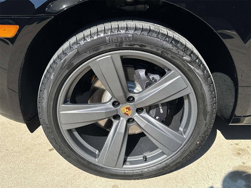 Used 2025 Porsche Macan AWD/4WD image 12