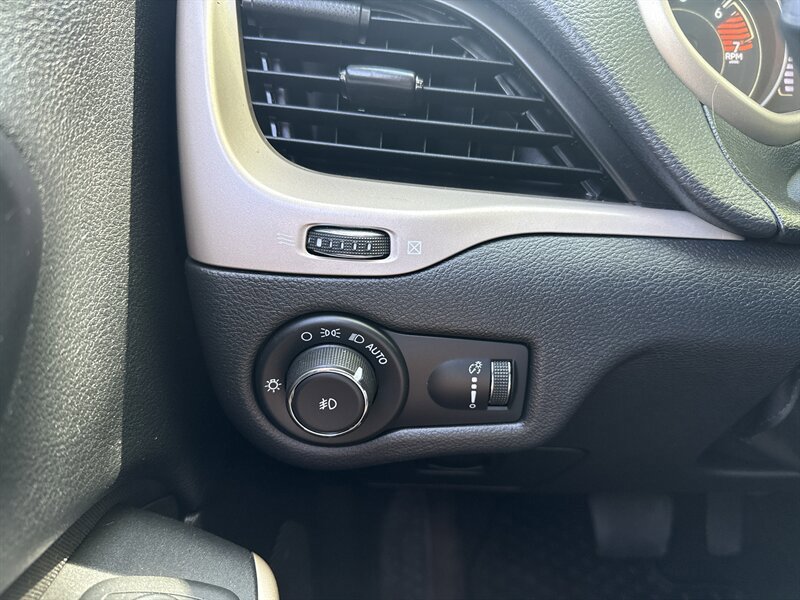 Used 2018 Jeep Cherokee Latitude w/ Cold Weather Group AWD/4WD image 37