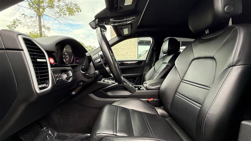 Used 2023 Porsche Cayenne w/ Premium Package image 10