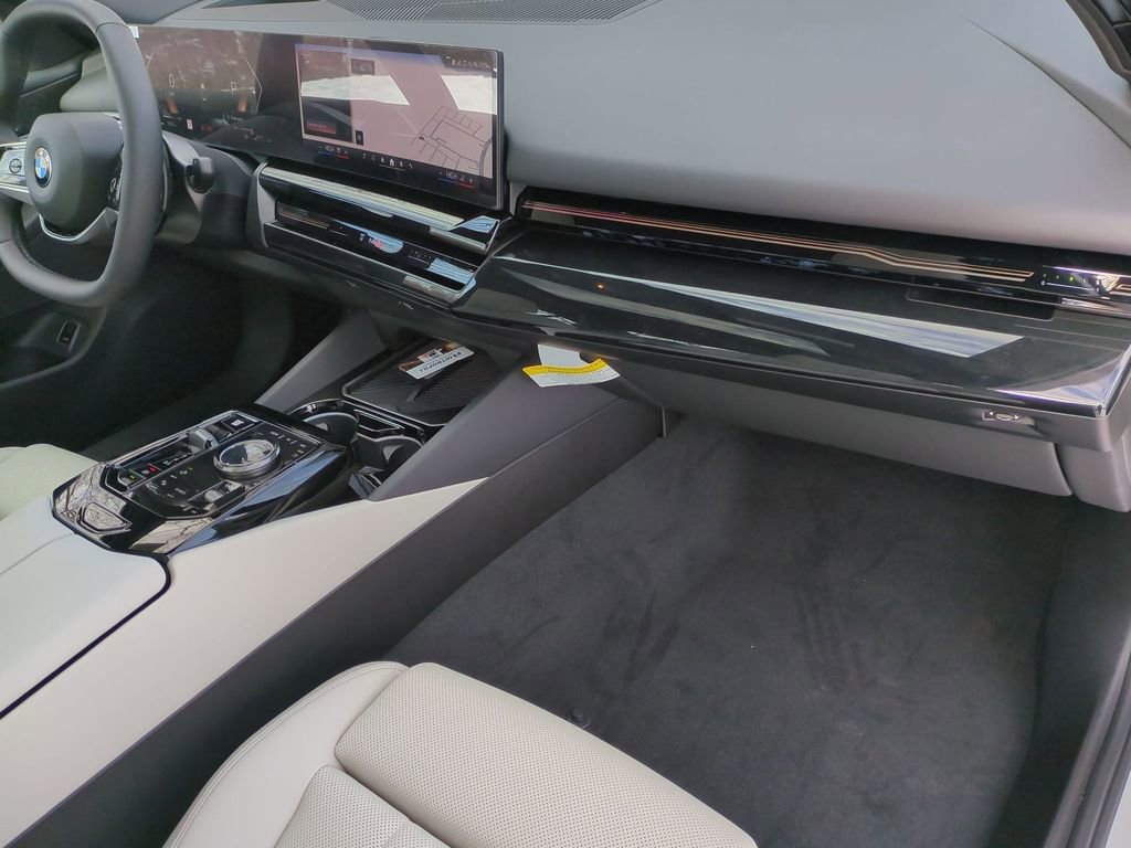 New 2026 BMW 550e xDrive w/ Executive Package image 28
