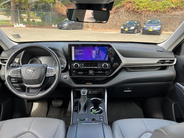 Used 2023 Toyota Highlander Bronze Edition AWD/4WD image 9