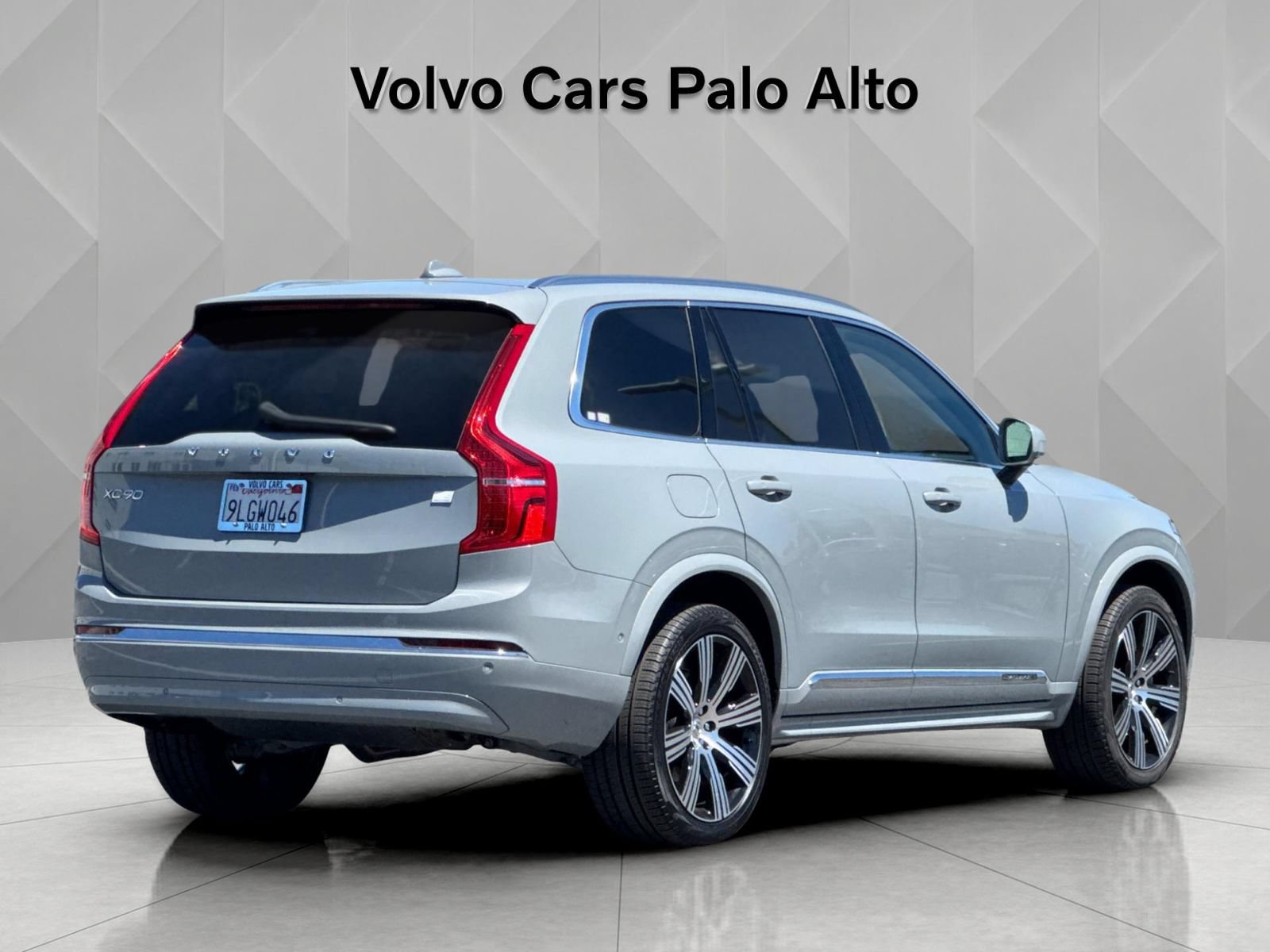 Certified 2024 Volvo XC90 T8 Plus AWD/4WD image 3