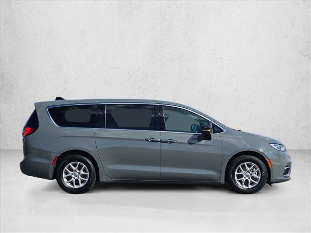 Used 2025 Chrysler Pacifica Select FWD image 4