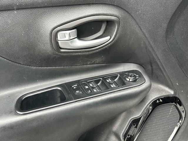 Used 2017 Jeep Renegade Altitude AWD/4WD image 16