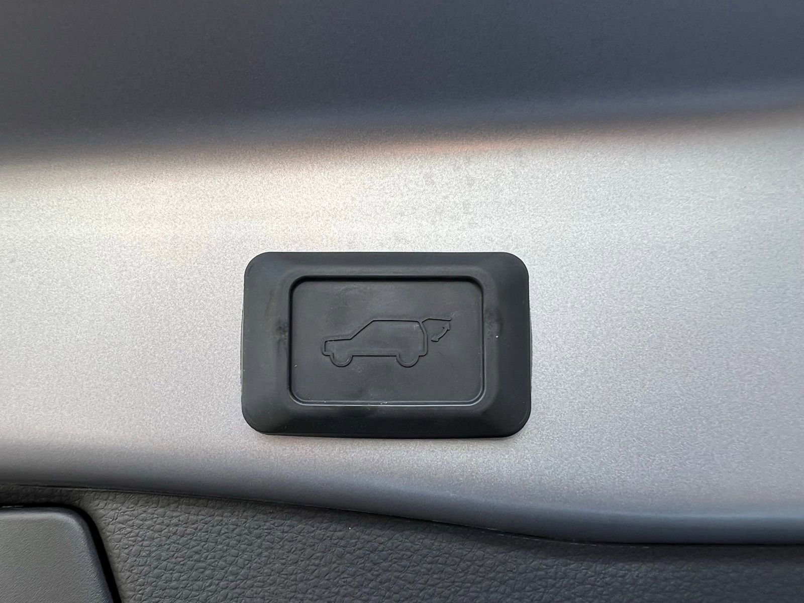 Used 2022 Toyota RAV4 XLE Premium image 24