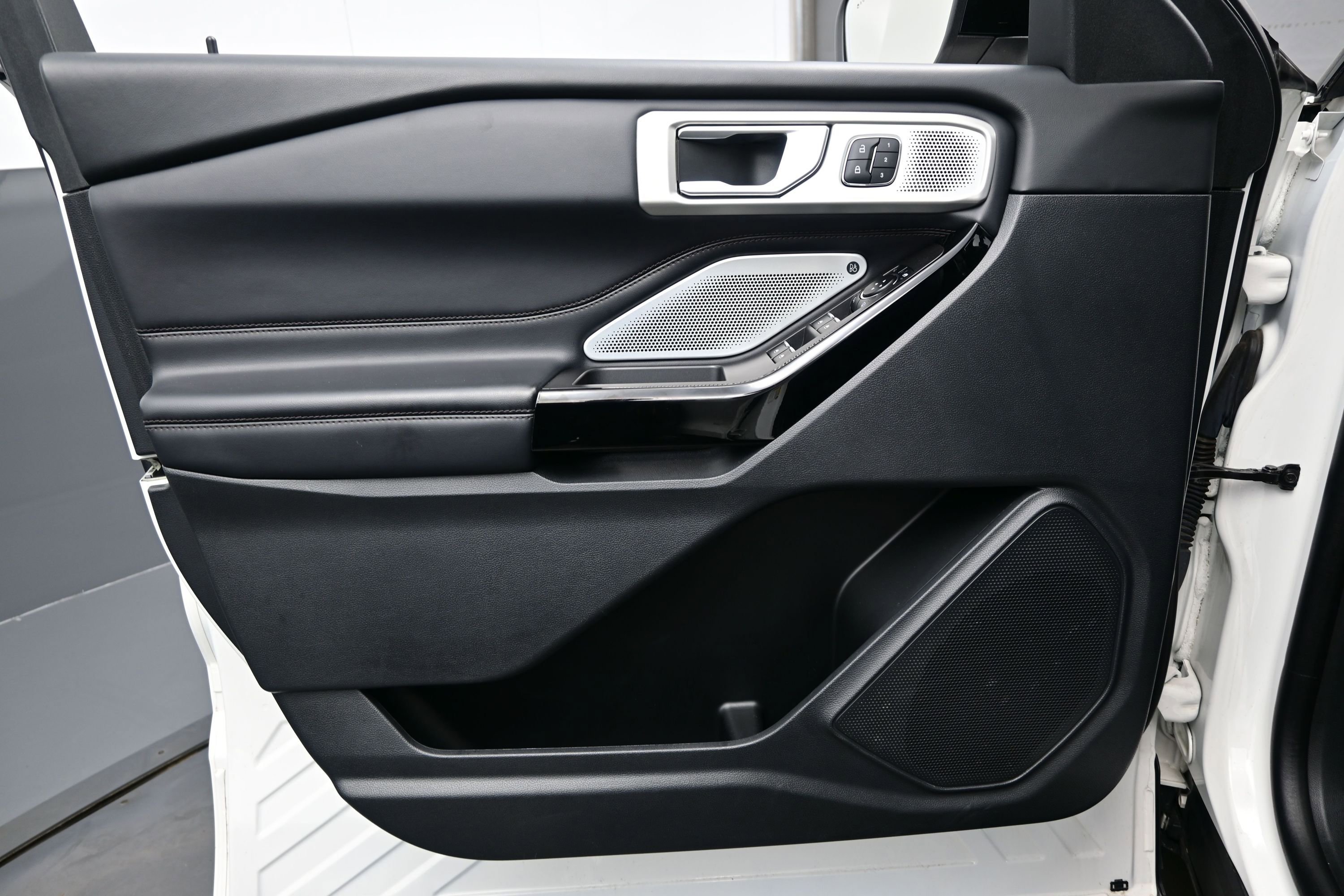 Used 2023 Ford Explorer Platinum w/ Technology Package AWD/4WD image 9
