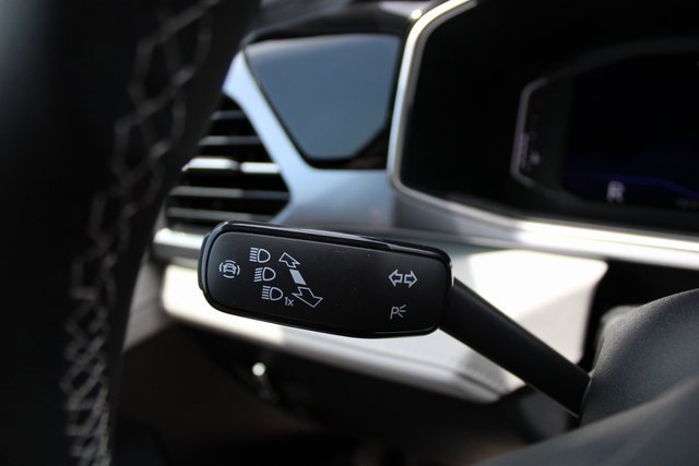 New 2025 Volkswagen Taos SEL image 11