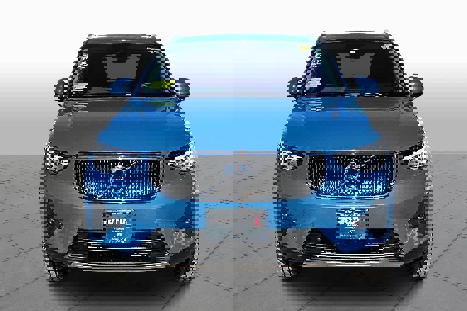 Used 2023 Volvo XC40 B5 Plus w/ Driver Assist Package image 4