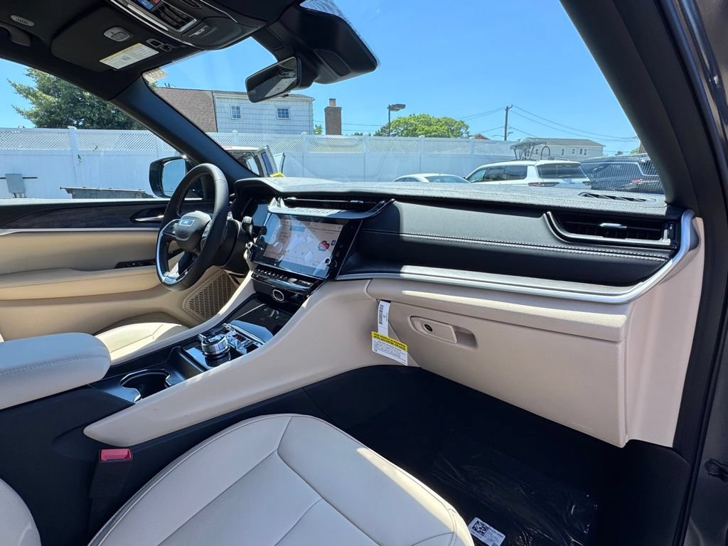 New 2026 Jeep Grand Cherokee Limited w/ Limited Altitude Package AWD/4WD image 18