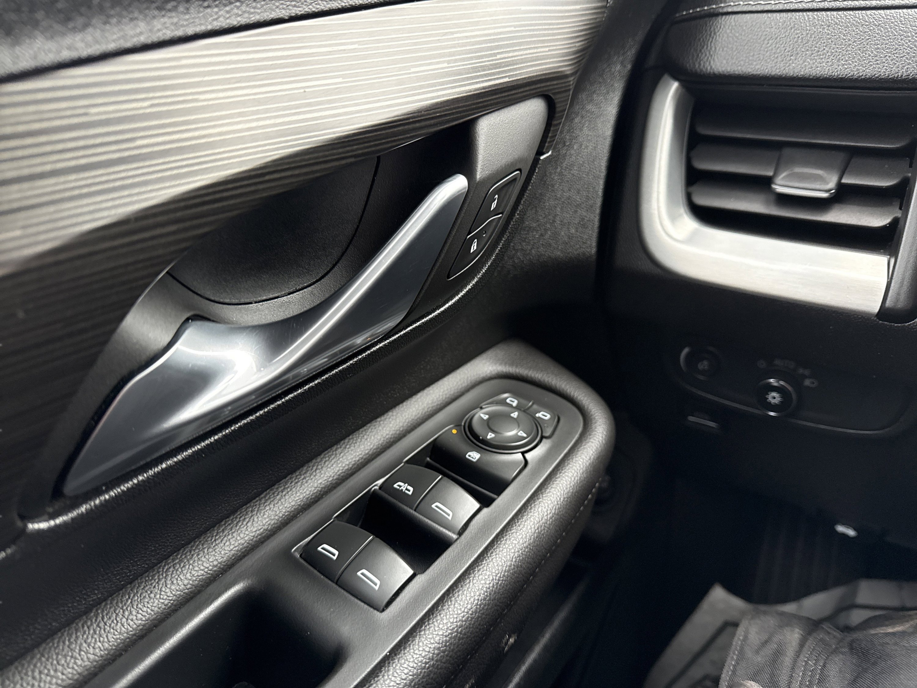 Used 2022 GMC Terrain SLE w/ Driver Convenience Package image 25