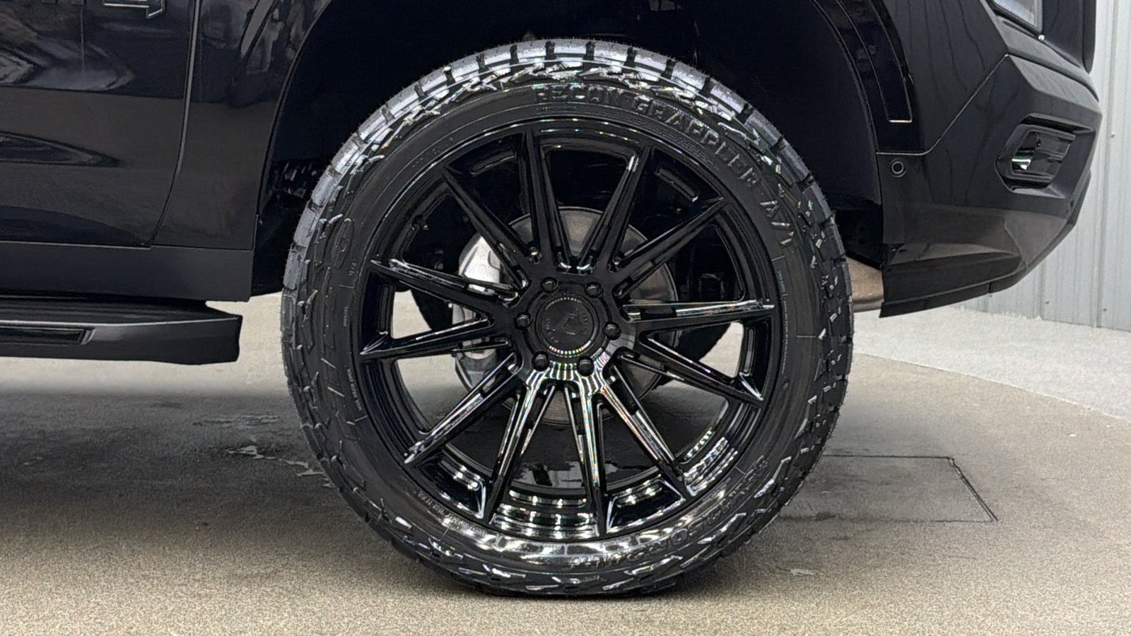 Used 2026 GMC Yukon AT4 AWD/4WD image 9
