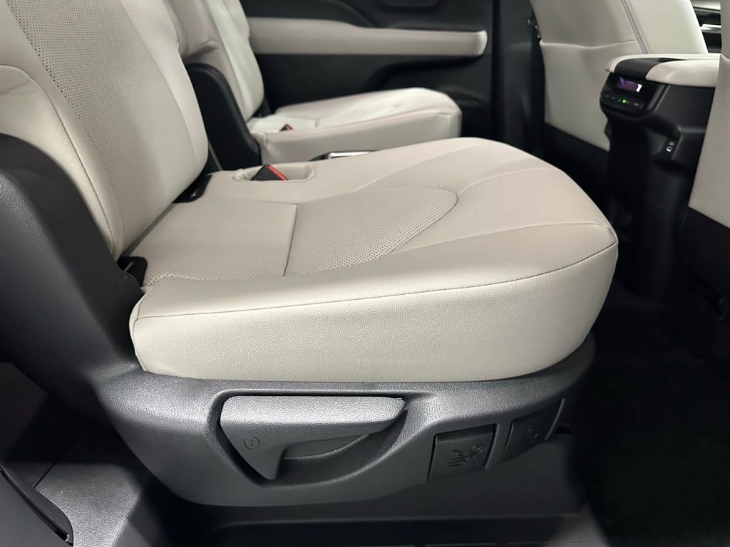 Used 2025 Toyota Grand Highlander AWD image 57